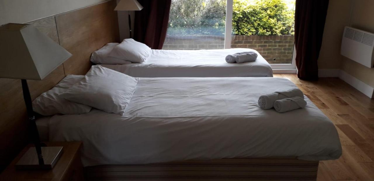 The Bear Inn And Burwash Motel Экстерьер фото