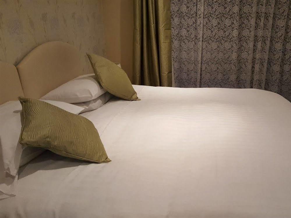 The Bear Inn And Burwash Motel Экстерьер фото