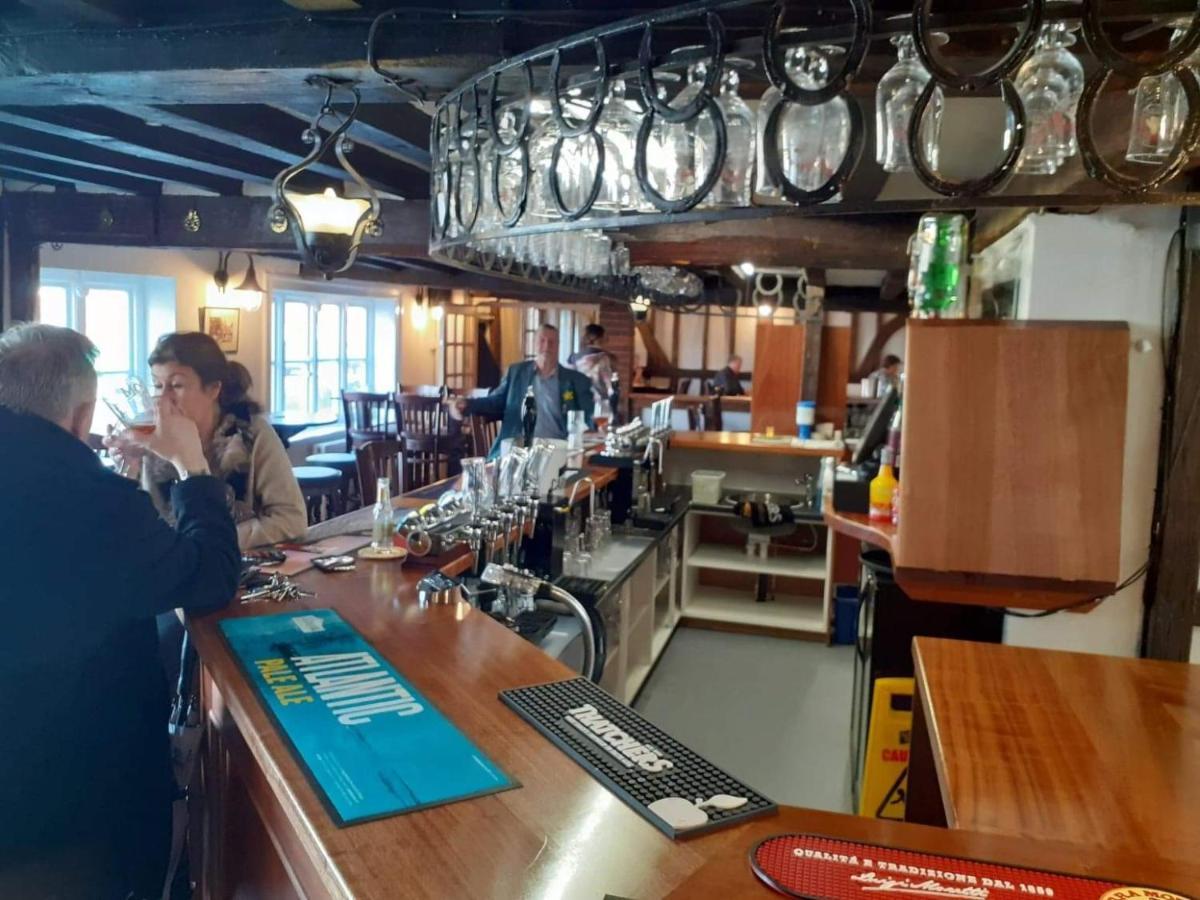 The Bear Inn And Burwash Motel Экстерьер фото